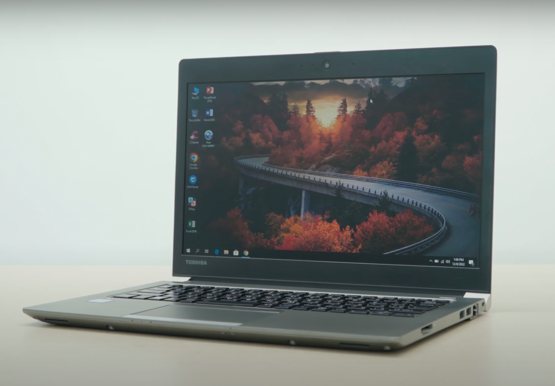 Toshiba Dynabook R63 2016 - laptop 6 năm tuổi nhưng không hề lỗi thời!