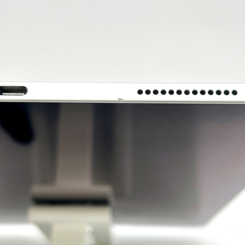 iPad Pro 2018 11in 64GB Silver 4G + Wifi 98% battery from 85% International Apple (scratched - only use Vietnamese sim) 