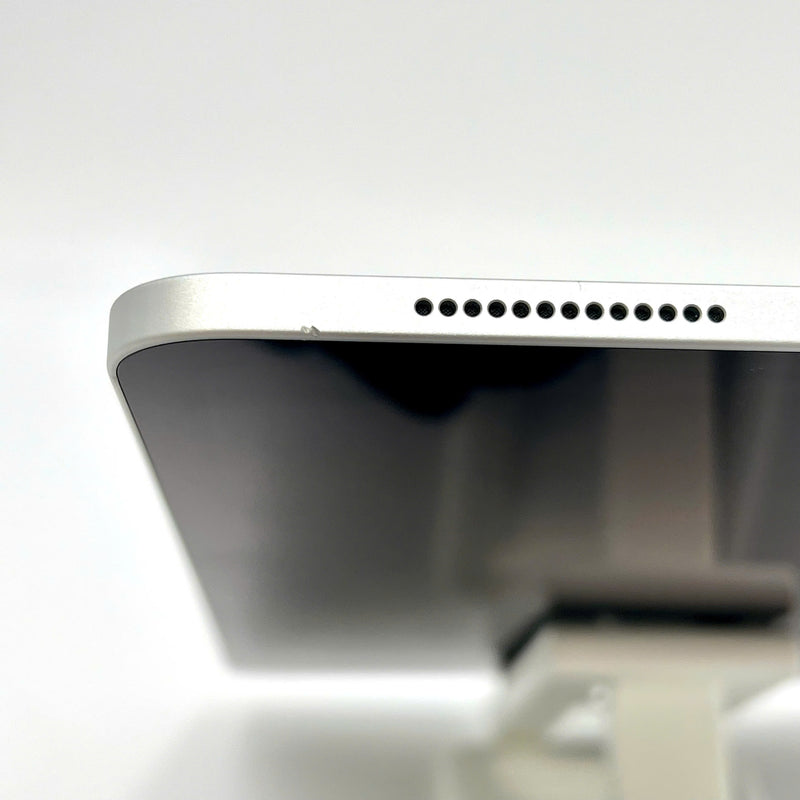 iPad Pro 2018 11in 64GB Silver 4G + Wifi 98% battery from 85% International Apple (scratched - only use Vietnamese sim) 