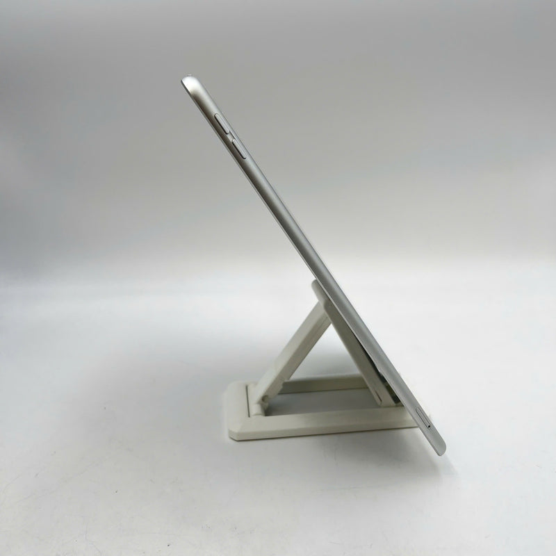 iPad Gen 8 2020 10.2in 32GB Silver 4G + Wifi 98% battery from 85% from AU (scratched edges, scratched back, only uses Vietnamese sim) 