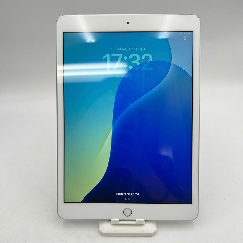 iPad Gen 8 2020 10.2in 32GB Silver 4G + Wifi 98% battery from 85% from AU (scratched edges, scratched back, only uses Vietnamese sim) 