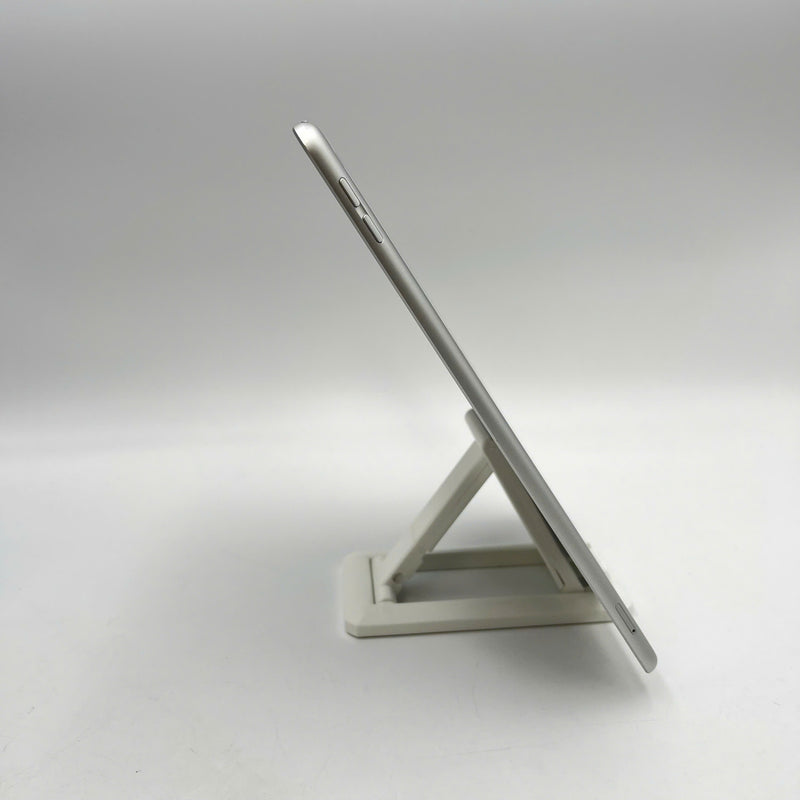 iPad Gen 8 2020 10.2in 32GB Silver 4G + Wifi 98% battery from 90% from AU (scratched edges, scratched back, slightly dented back, only uses Vietnamese sim) 