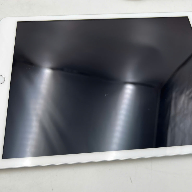 iPad Gen 8 2020 10.2in 32GB Silver 4G + Wifi 98% battery from 85% from AU (scratched back, scratched edges, dusty screen, only uses Vietnamese sim) 