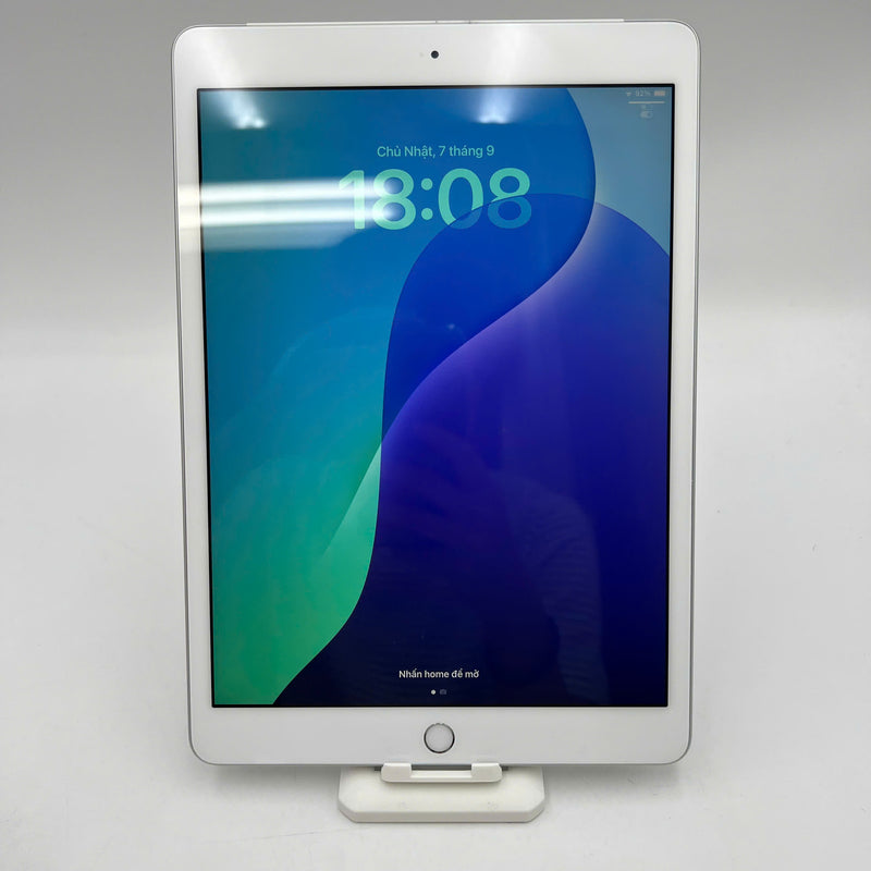 iPad Gen 8 2020 10.2in 32GB Silver 4G + Wifi 98% battery from 85% from AU (scratched back, scratched edges, dusty screen, only uses Vietnamese sim) 