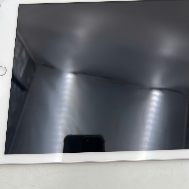 iPad Gen 8 2020 10.2in 32GB Silver 4G + Wifi 98% battery from 90% from AU (scratched back, dusty screen, only uses Vietnamese sim) 