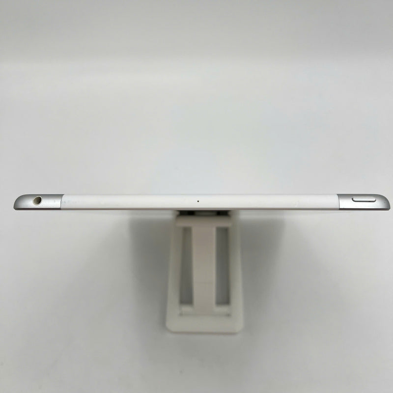 iPad Gen 8 2020 10.2in 32GB Silver 4G + Wifi 98% battery from 90% from AU (scratched back, dusty screen, only uses Vietnamese sim) 