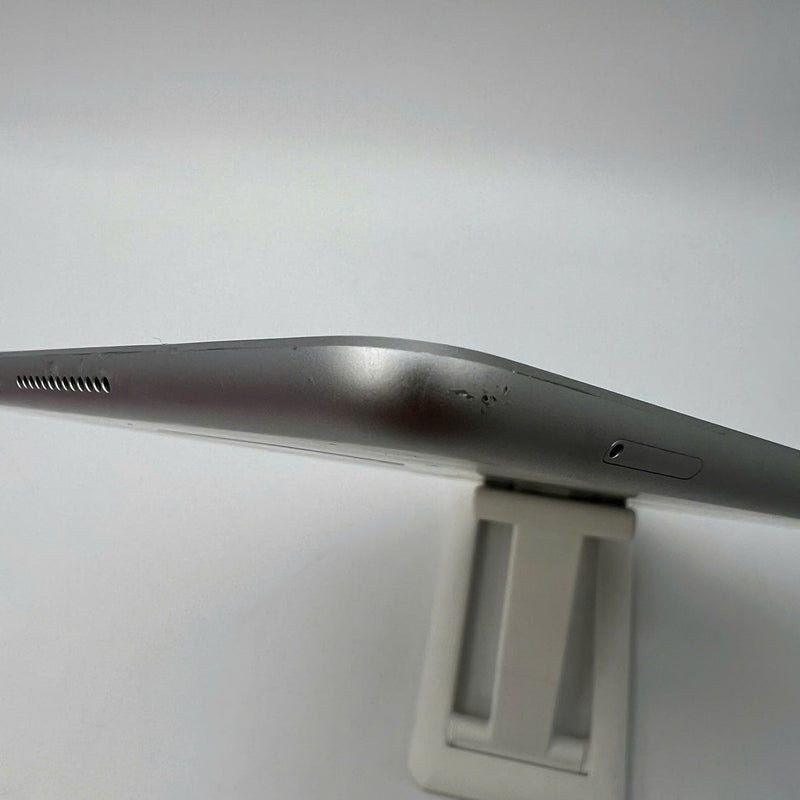 iPad Gen 8 2020 10.2in 32GB Silver 4G + Wifi 98% battery from 80% from AU (scratched back, scratched edges, dusty screen, dented edges) 