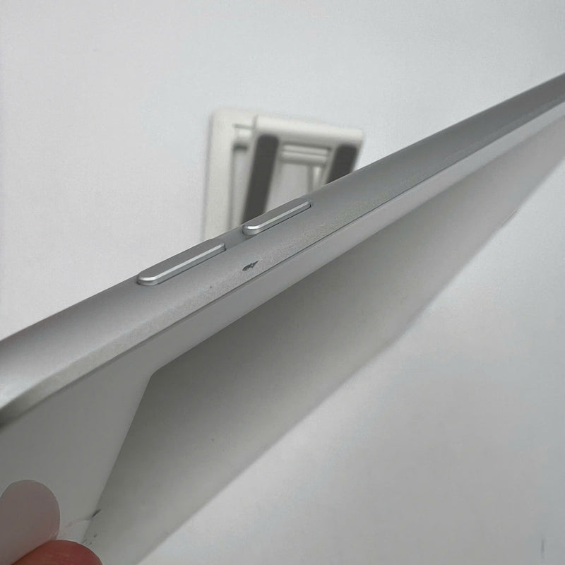 iPad Gen 8 2020 10.2in 32GB Silver 4G + Wifi 98% battery from 80% from AU (scratched back, scratched edges, dusty screen, dented edges) 