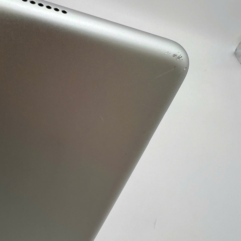 iPad Gen 8 2020 10.2in 32GB Silver 4G + Wifi 98% battery from 80% from AU (scratched back, scratched edges, dusty screen, dented edges) 
