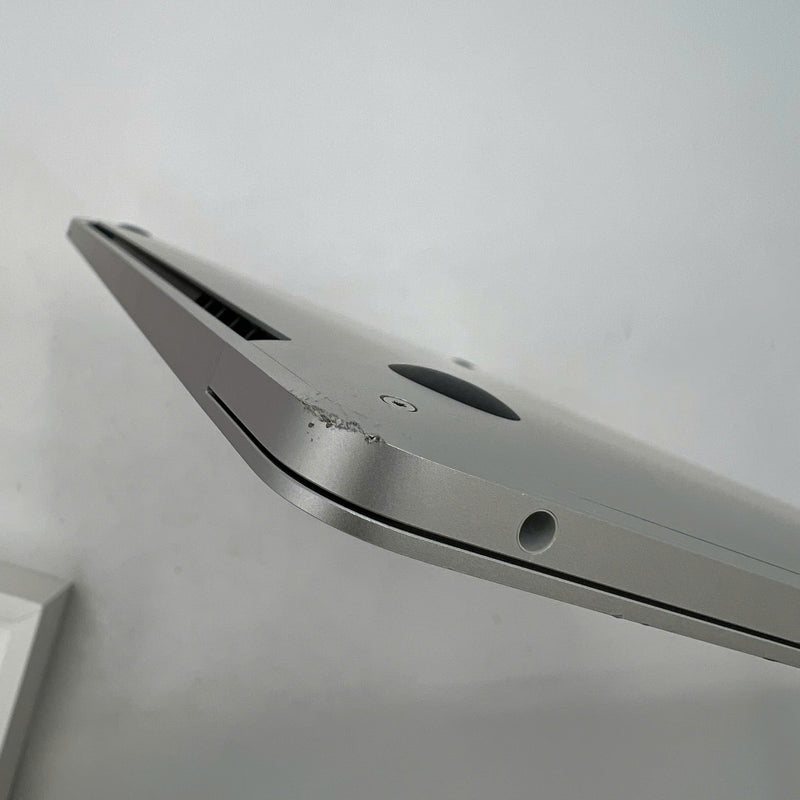 Macbook Pro 2022 13.3in Silver Apple M2/ RAM 8GB/ SSD 256GB 98% battery 95% BPTN (charged 18 times - chipped edge) 