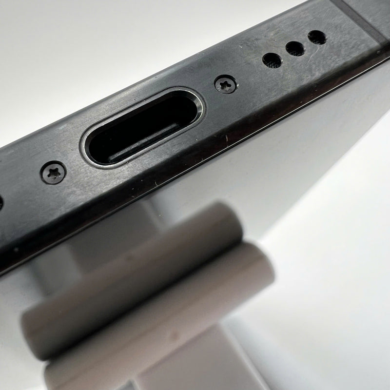 iPhone 15 Pro 1TB Black 98% battery 87% Apple International (scratched paint on the edge) - HH3436 