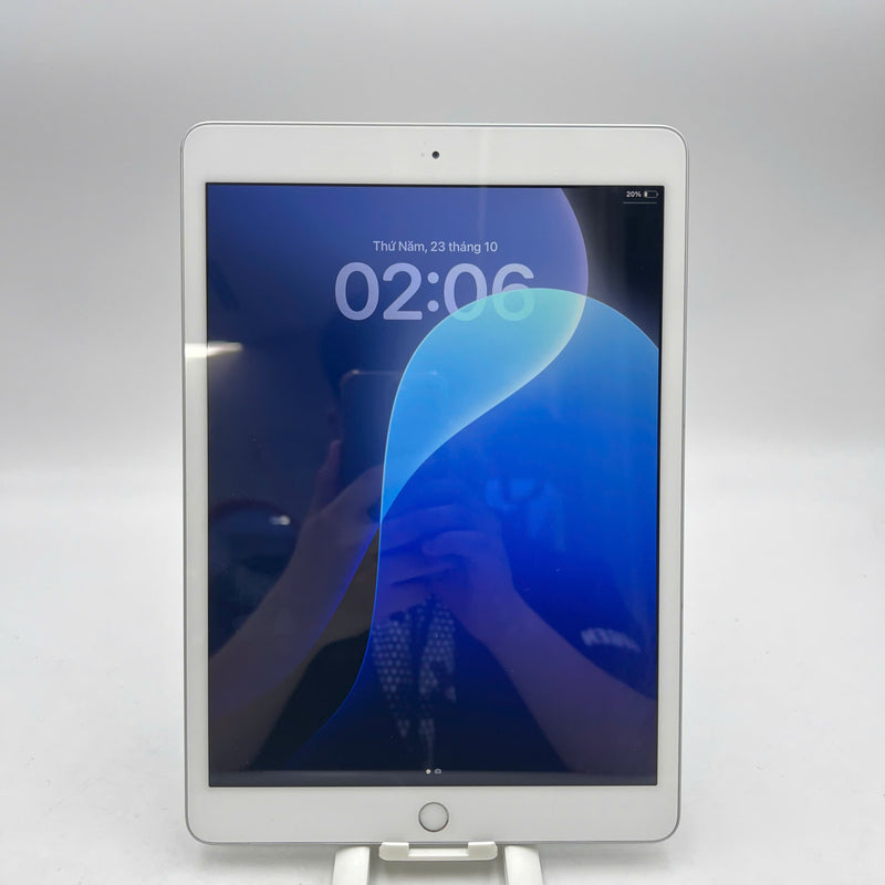 iPad Gen 7 10.2inch Silver 32GB Wifi 98% battery from 95% (scratched edges, scratched charging port edges) 