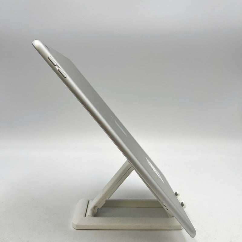 Ipad Air 2 9.7" 32GB Silver Wifi 98% battery from 90% (Scratched edges) 