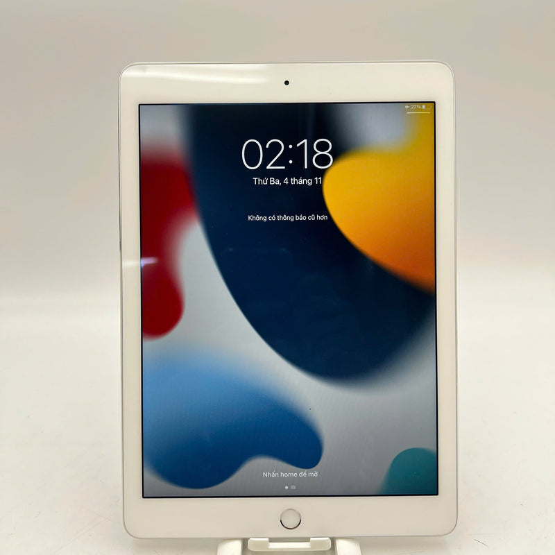 Ipad Air 2 9.7" 32GB Silver Wifi 98% battery from 90% (Scratched edges) 