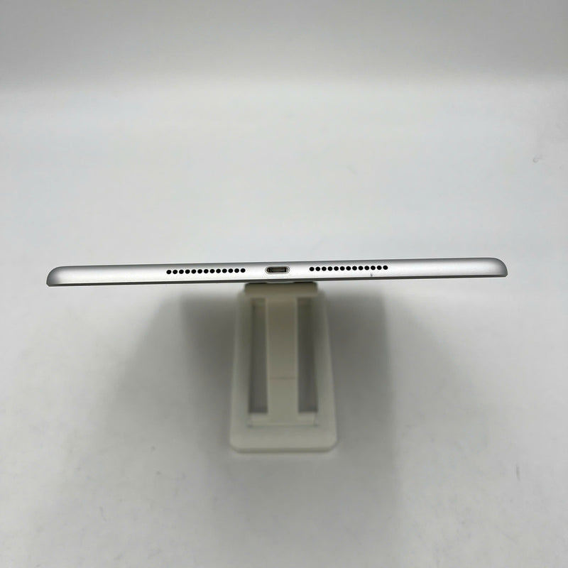 Ipad Air 2 9.7" 32GB Silver Wifi 98% battery from 90% (Scratched edges) 