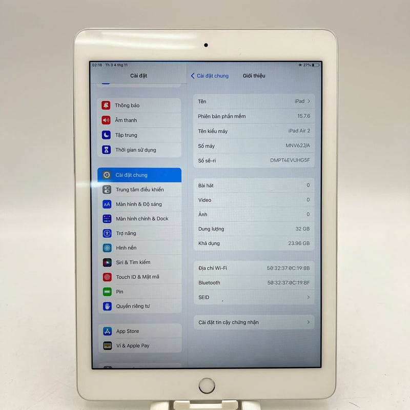 Ipad Air 2 9.7" 32GB Silver Wifi 98% battery from 90% (Scratched edges) 