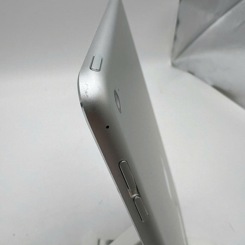 Ipad Air 2 9.7" 32GB Silver Wifi 98% battery 100% (Scratched edges, dented back, dented edges, scratched logo) 