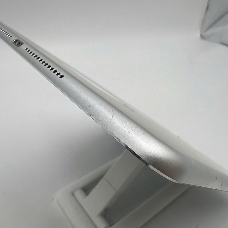 Ipad Air 2 9.7" 32GB Silver Wifi 98% battery from 90% (Scratched edges) 