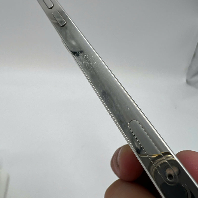 iPhone 12 Pro 256GB White 98% battery 100% The device has paid all network fees and is used like Apple International (scratches on the edge, 1x spot, DTP) - HH6005 