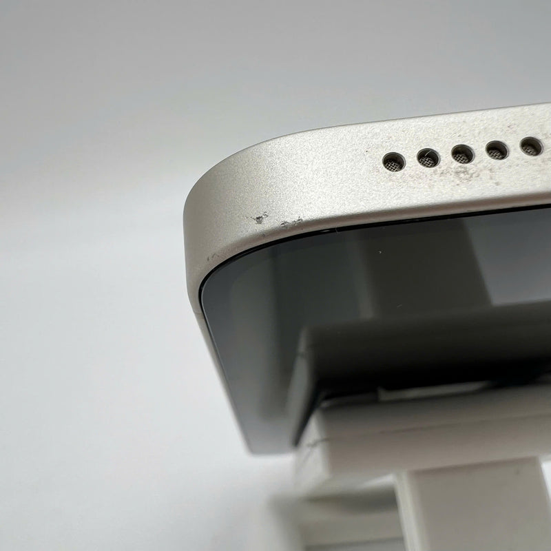 iPhone 13 256GB White 98% battery 100% International from SB (No SB sim used - Replaced battery, scratched screen, scratched edges) - HH9359 