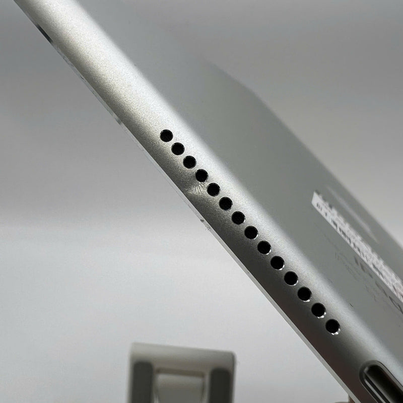 Ipad Air 2 9.7" 32GB Silver Wifi 98% battery 100% (rear camera circle, dented edges, ink-spotted screen) 