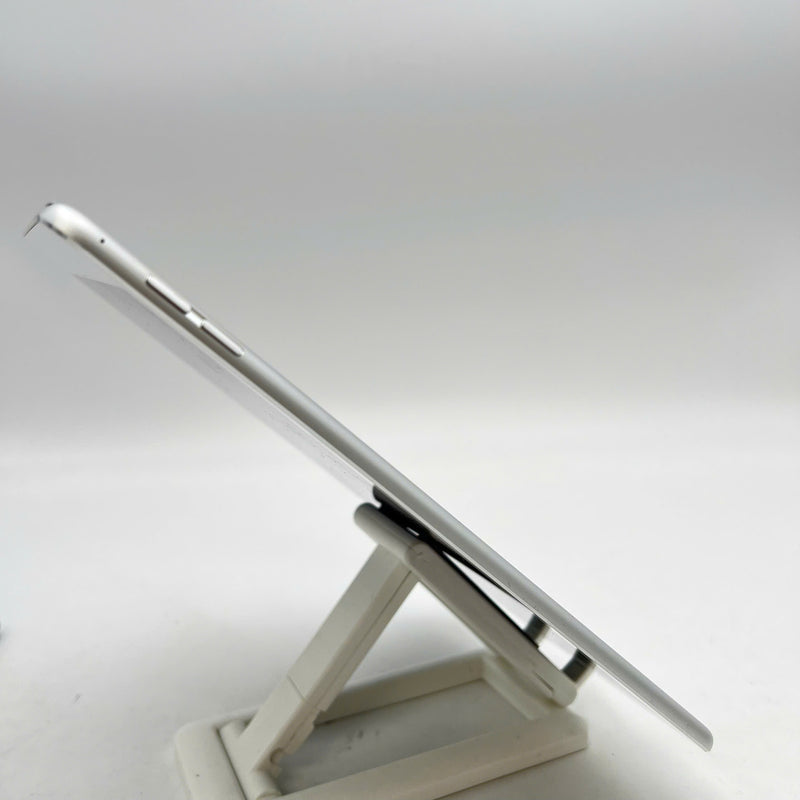 Ipad Air 2 9.7" 32GB Silver Wifi 98% battery from 95% (dark screen, white spots, back camera circle) 