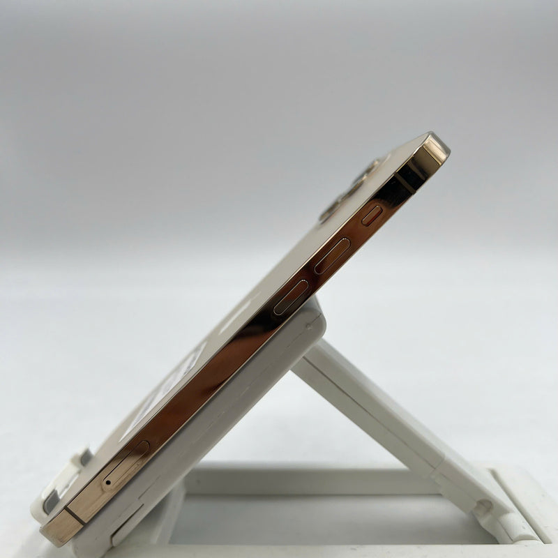 iPhone 12 Pro 256GB Gold 98% battery 100% The device has paid all network fees and is used like Apple International (1x spot, scratched edge, DTP) - HH0270 