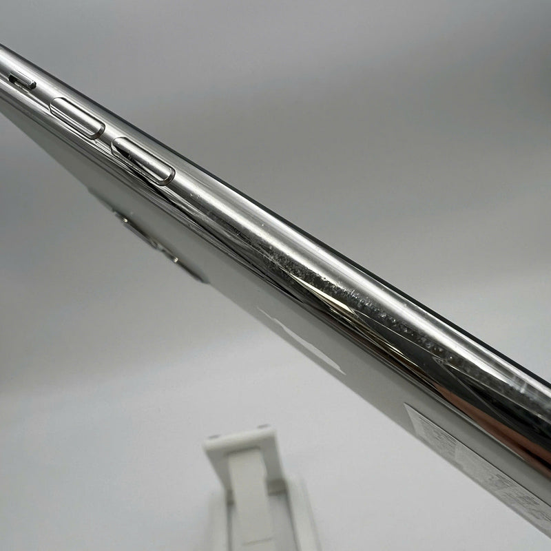 iPhone 11 Pro 64GB White 98% battery 87% The device has paid all network fees and is used like an Apple International (scratched edges and screen) - HH3531 