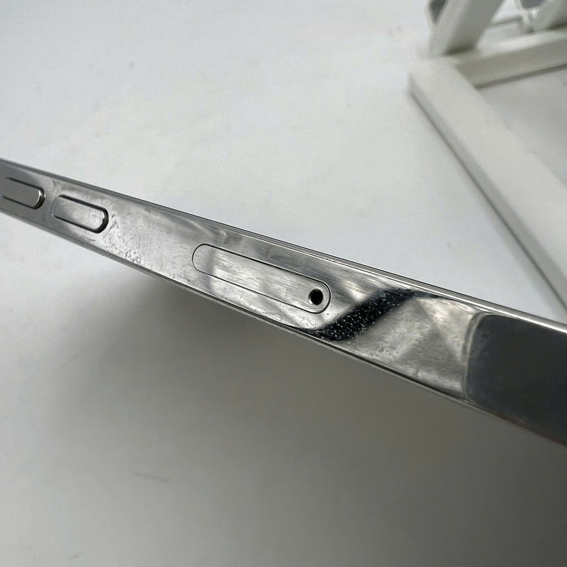 iPhone 12 Pro Max 256GB White 98% battery 87% warranty The device has paid all network fees and is used like Apple International (scratched screen, scratched edges, 2.5x spots) - HH6520 