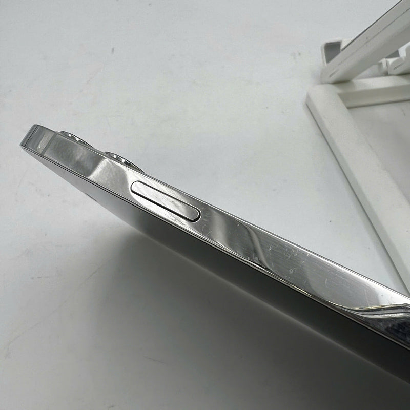 iPhone 12 Pro Max 256GB White 98% battery 87% warranty The device has paid all network fees and is used like Apple International (scratched screen, scratched edges, 2.5x spots) - HH6520 