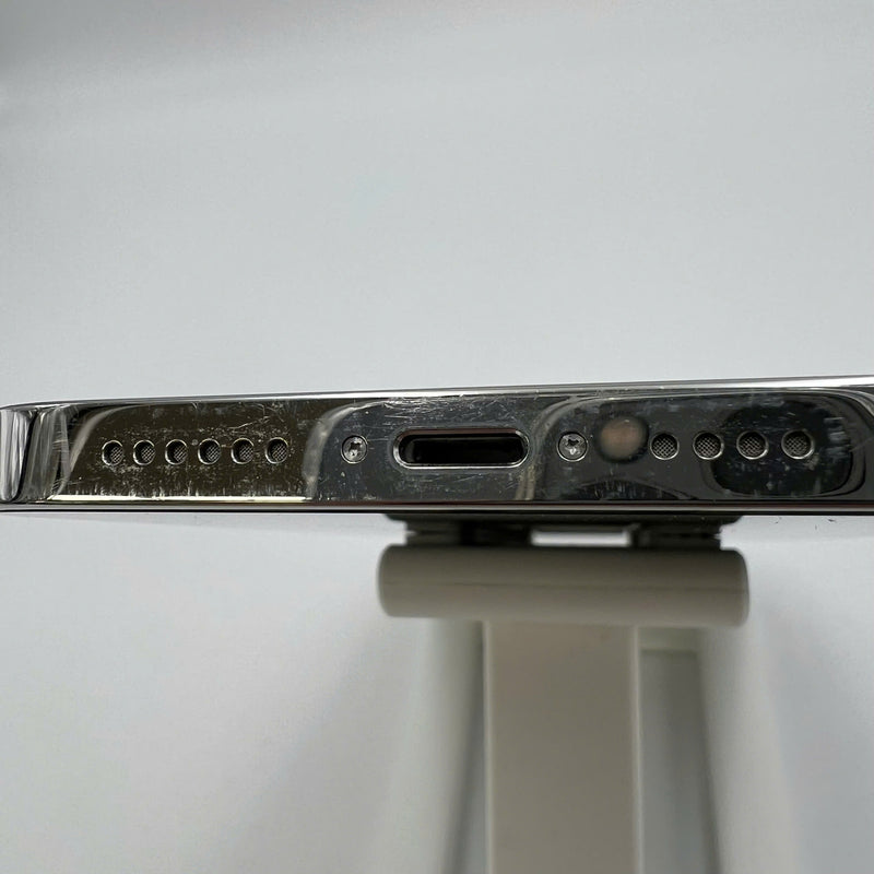 iPhone 12 Pro Max 256GB White 98% battery 87% warranty The device has paid all network fees and is used like Apple International (scratched screen, scratched edges, 2.5x spots) - HH6520 