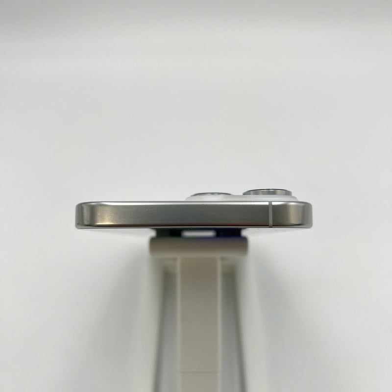 iPhone 16 Pro Max 256GB White 98% battery 100% International from SB (No SB sim - scratched screen, scratched edges) - HH0764 